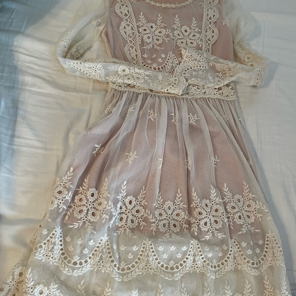 Lacey elegant cream dress for photoshoots - Picture 4 of 4